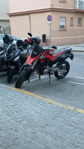 Honda FMX 650 Supermotard Roja y Negra