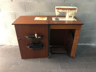 Macchina da cucire Singer con mobile