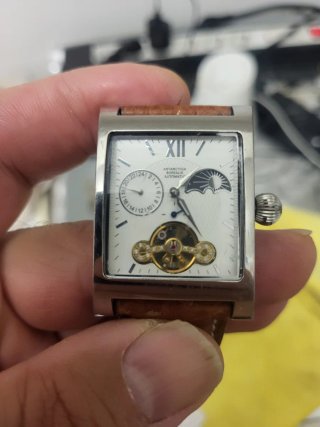 Reloj Marrón y Plateado