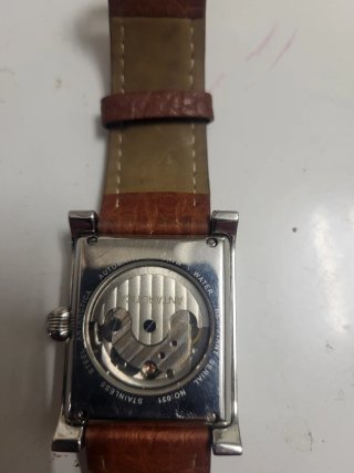 Reloj Marrón y Plateado