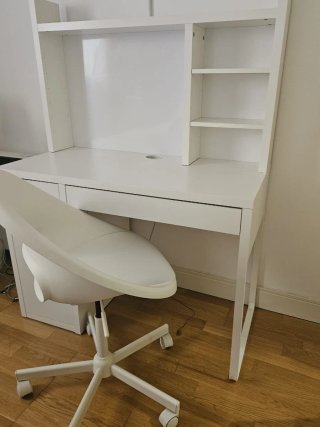 Escritorio y silla blanca