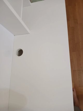 Escritorio y silla blanca