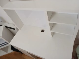 Escritorio y silla blanca