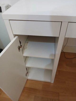 Escritorio y silla blanca