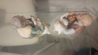 Figure di porcellana di anziani con cigni