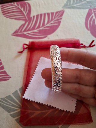 Pulsera de plata con diseño calado