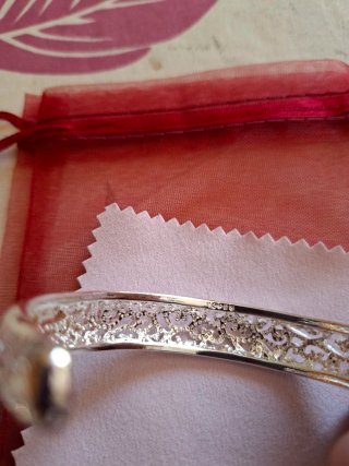 Pulsera de plata con diseño calado