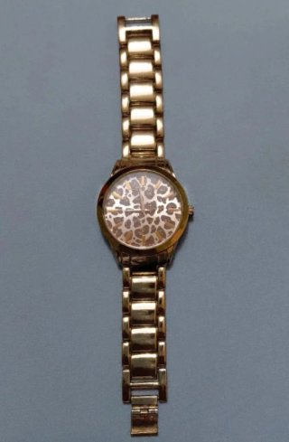 Reloj dorado con estampado de leopardo