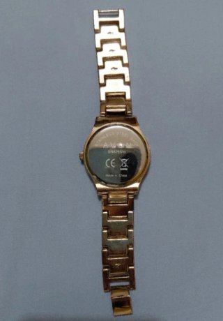 Reloj dorado con estampado de leopardo