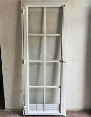 Puerta aluminio con rejas