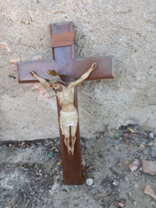 Crucifijo de madera con INRI