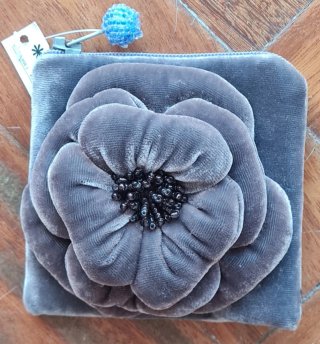 Monedero gris con flor de terciopelo