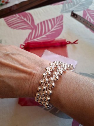 Pulsera de plata con diseño de bolitas