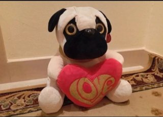 Peluche perro Carlino Pug Corazón "LOVE" (Nuevo!)
