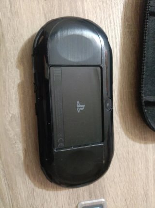 PS Vita 2000 Negra + Funda, Cargador, Tarjeta 8GB