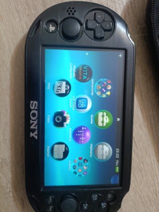 PS Vita 2000 Negra + Funda, Cargador, Tarjeta 8GB