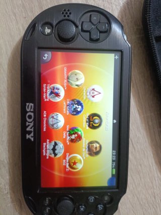 PS Vita 2000 Negra + Funda, Cargador, Tarjeta 8GB