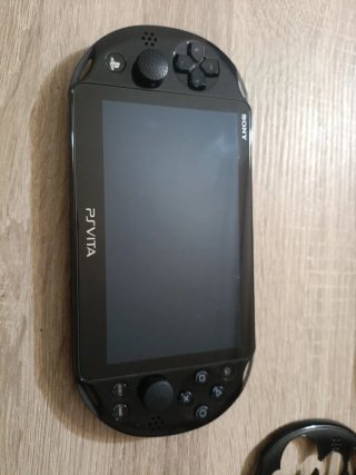 PS Vita 2000 Negra + Funda, Cargador, Tarjeta 8GB