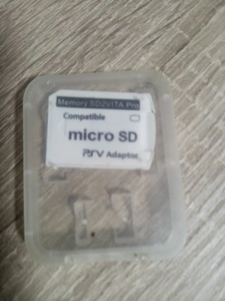 PS Vita 2000 Negra + Funda, Cargador, Tarjeta 8GB