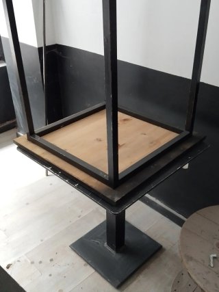 Mesas de metal y madera