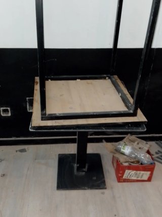 Mesas de metal y madera
