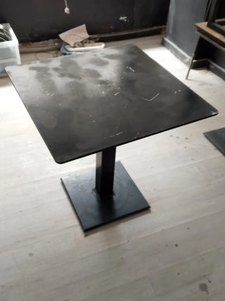 Mesas de metal y madera