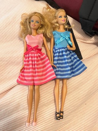 Lote de 5 Barbies con vestidos
