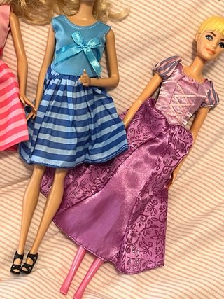 Lote de 5 Barbies con vestidos