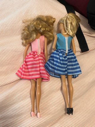 Lote de 5 Barbies con vestidos