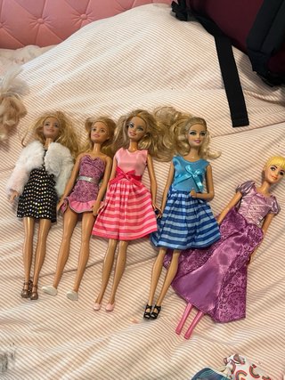 Lote de 5 Barbies con vestidos