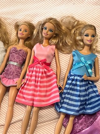 Lote de 5 Barbies con vestidos