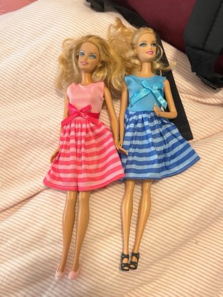 Lote de 5 Barbies con vestidos