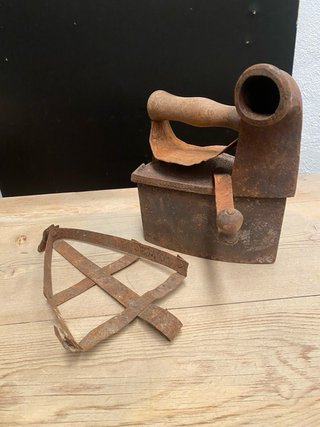 Antigua plancha de carbón siglo XIX
