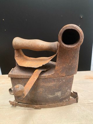 Antigua plancha de carbón siglo XIX
