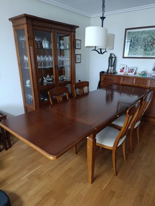 Vitrina y mesa comedor madera maciza con 4 sillas