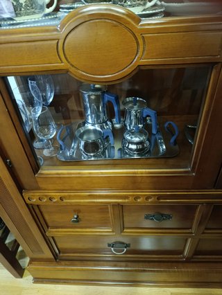 Vitrina y mesa comedor madera maciza con 4 sillas