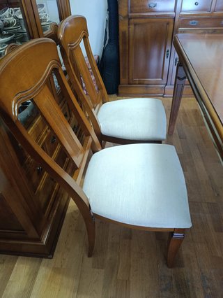 Vitrina y mesa comedor madera maciza con 4 sillas