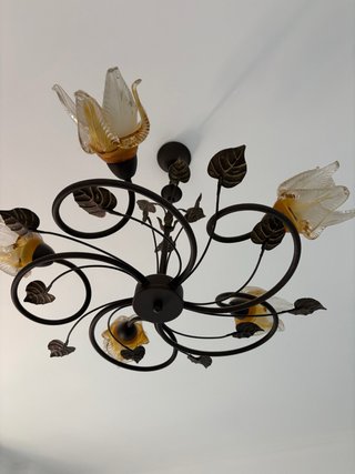 Lámpara de forja con tulipas de cristal