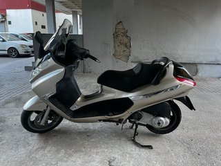 Piaggio 125 Maxi Scooter Negra/Plata
