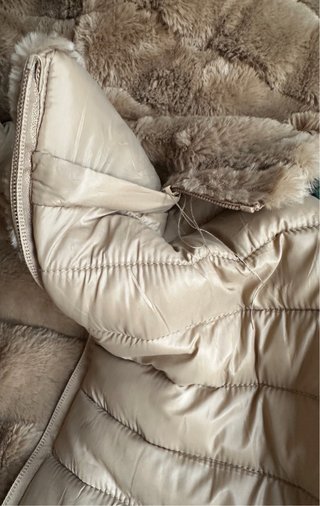 Abrigo acolchado beige con pelo