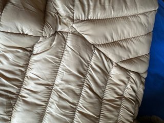 Abrigo acolchado beige con pelo