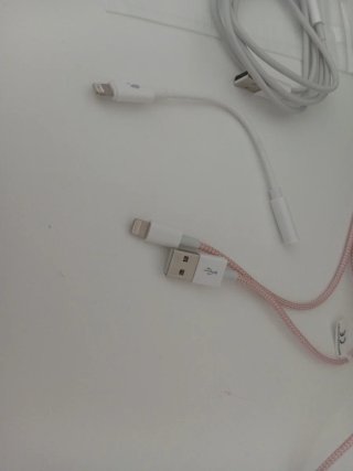 Scatola di iPhone 11 bianco 64 GB e accessori