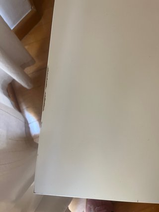 Mesa de centro blanca con estante