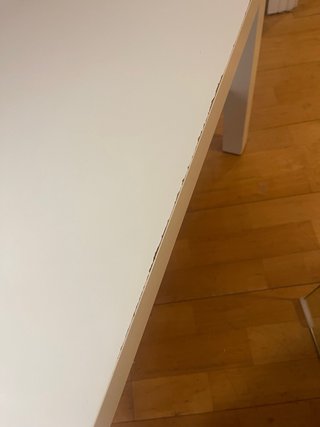 Mesa de centro blanca con estante