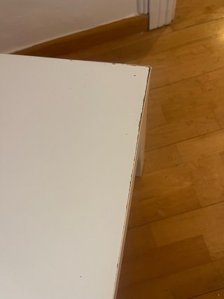 Mesa de centro blanca con estante