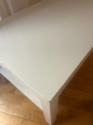 Mesa de centro blanca con estante
