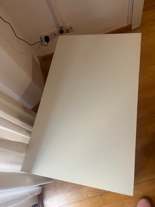 Mesa de centro blanca con estante