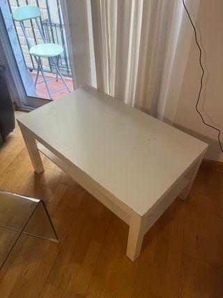 Mesa de centro blanca con estante