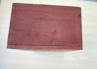 Pequeño armario de madera con tapa