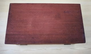 Pequeño armario de madera con tapa
